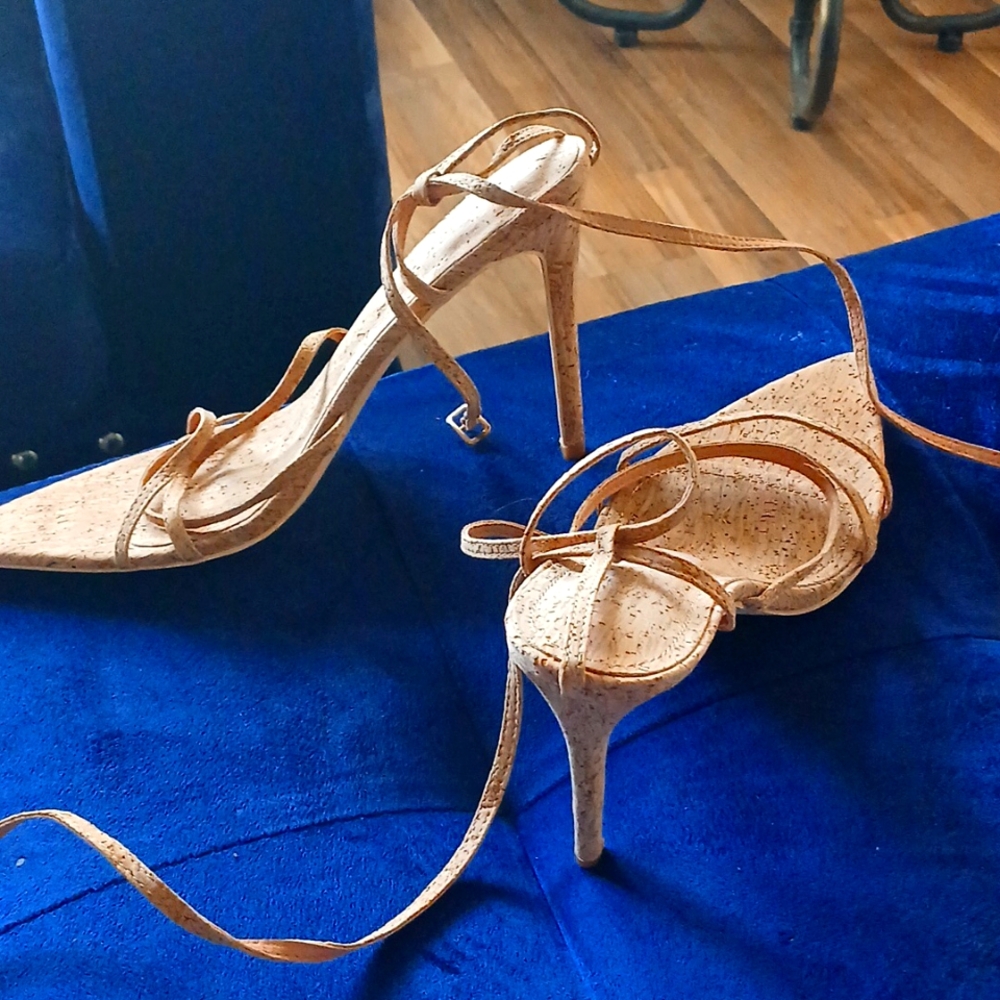 Cork 4 inch heels. Fasten and tie